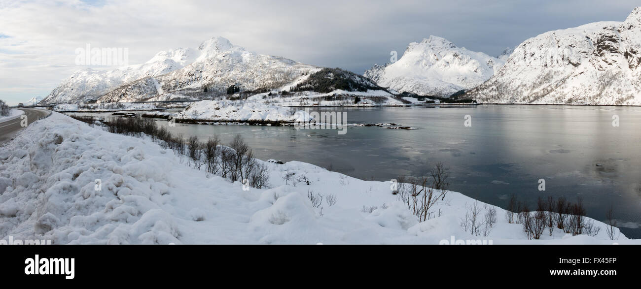 Vue panoramique de l'hiver près de Lodingen Vestfjorden le long E10 route Lofast à îles Lofoten, dans le nord de la Norvège Banque D'Images