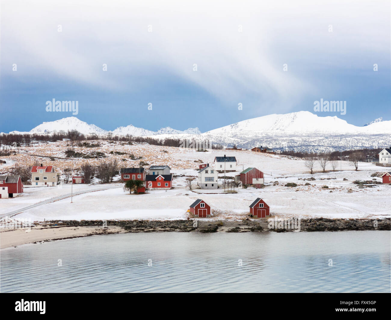 Voir l'Holdoya Valbukta et de baie de Sloverfjorden, Nordland, Norvège Banque D'Images