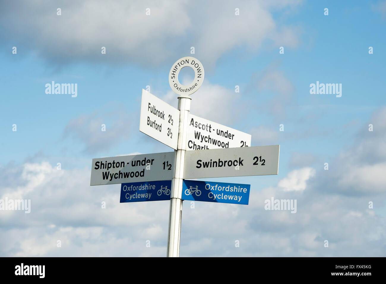 Le panneau directionnel de Shipton dans la campagne de l'Oxfordshire. Arles, France Banque D'Images