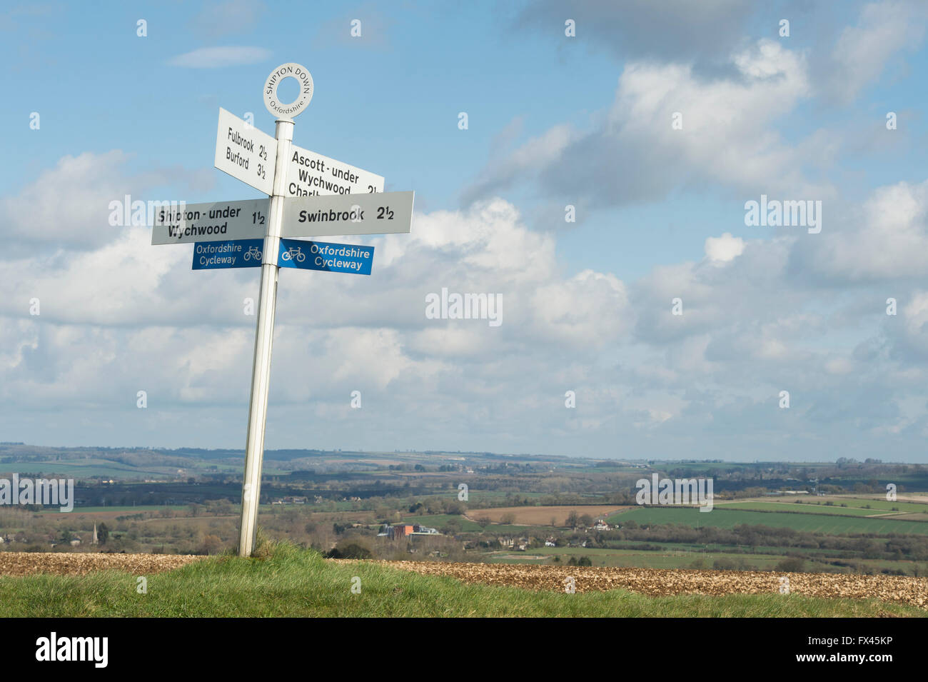 Le panneau directionnel de Shipton dans la campagne de l'Oxfordshire. Arles, France Banque D'Images