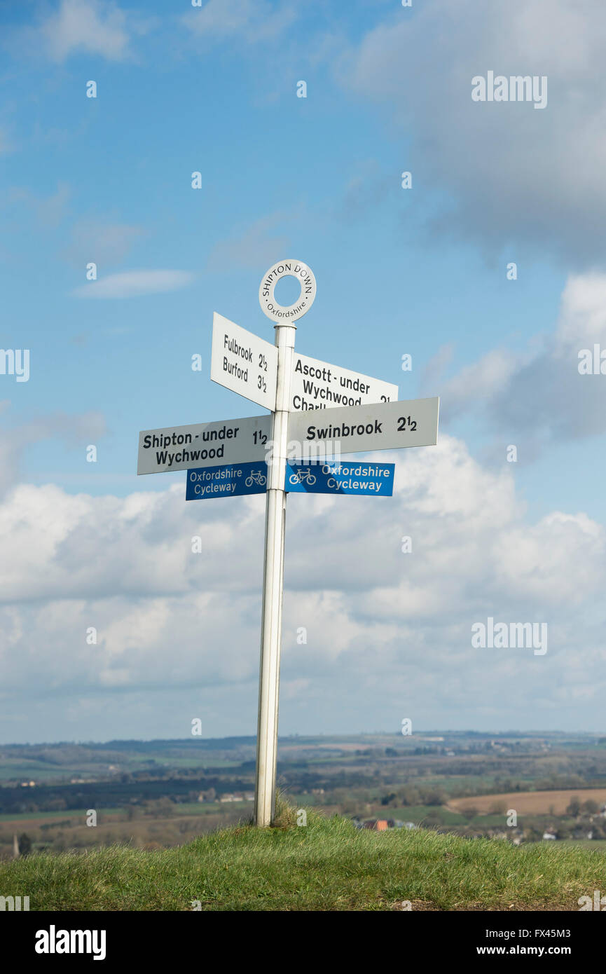 Le panneau directionnel de Shipton dans la campagne de l'Oxfordshire. Arles, France Banque D'Images