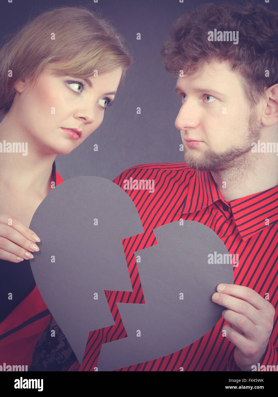 Cœur Brise L Amour Difficile Concept Triste Malheureux Couple Woman And Man Holding Paper Cœur Rouge Fixe Avec Bandage En Platre Dans Les Relations Du Rift Photo Stock Alamy