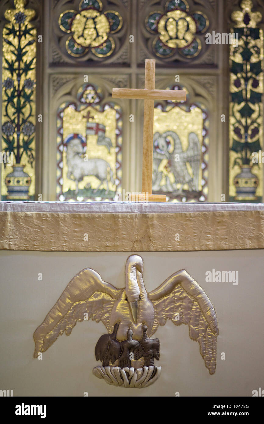 Croix de bois sur une église Modifier avec l'insigne royal a nagé Banque D'Images