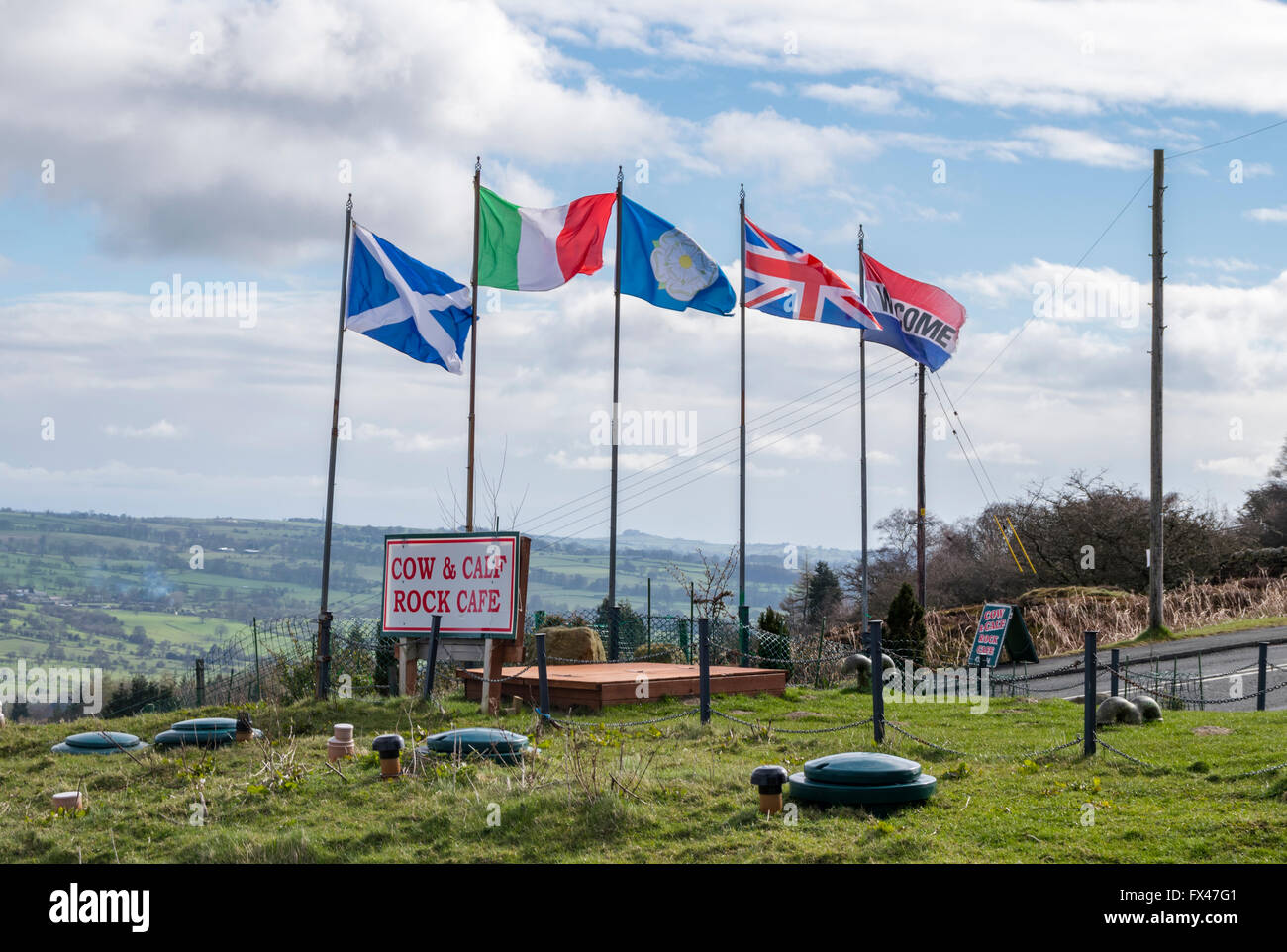 Drapeaux de pays près de l'entrée de la vache et du veau Rock Café et parking, Ilkley Moor, West Yorkshire, Royaume-Uni. Banque D'Images