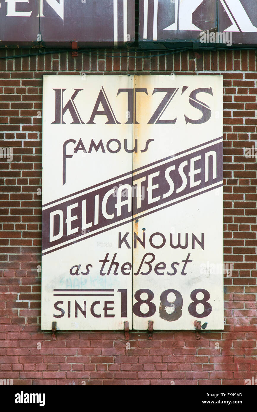 Katz's Deli, Traiteur un diner dans le Lower East Side, New York City, États-Unis d'Amérique. Banque D'Images