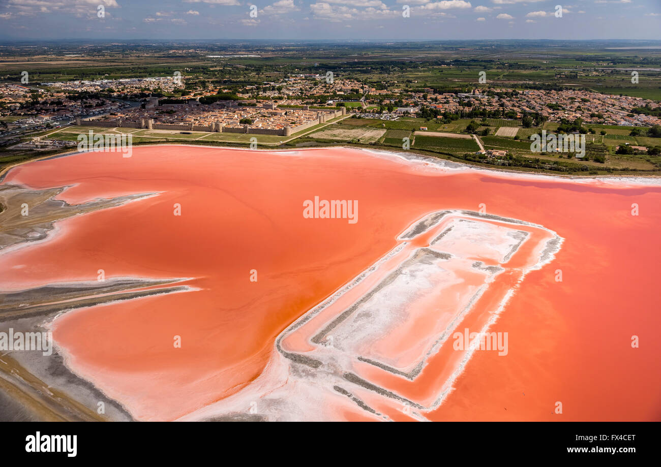 Par antenne, salines, lacs de sel d'Aigues-Mortes, côte méditerranéenne, Camargue, sud de la France, rouge des lacs de sel, l'extraction de sel, Banque D'Images