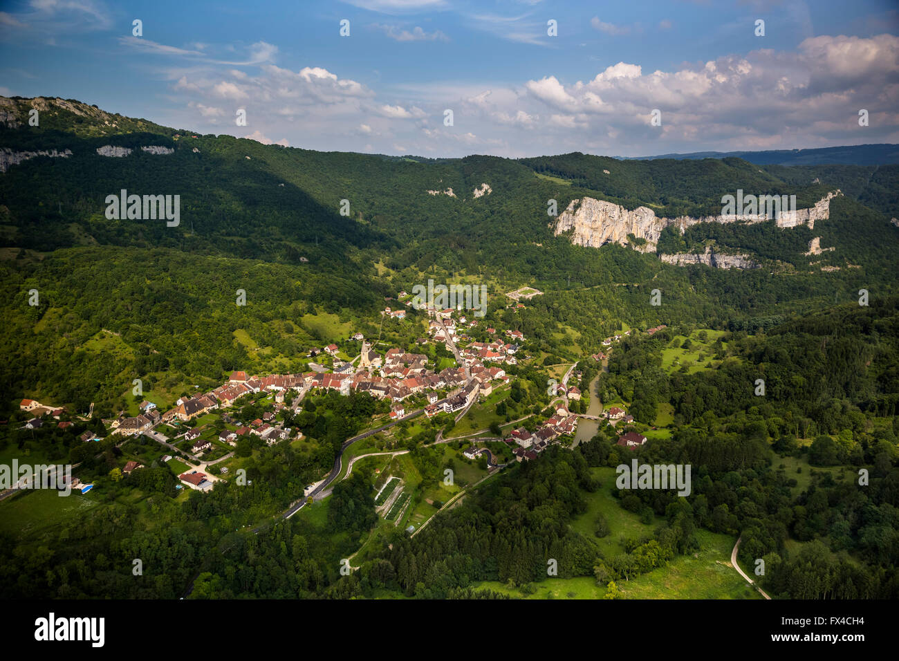 Vue aérienne, Mouthier-Haute-Pierre, la vallée de la Loue, murs en pierre calcaire, roche de Hautepierre, Jura, France, Franche-Comté, France, Banque D'Images