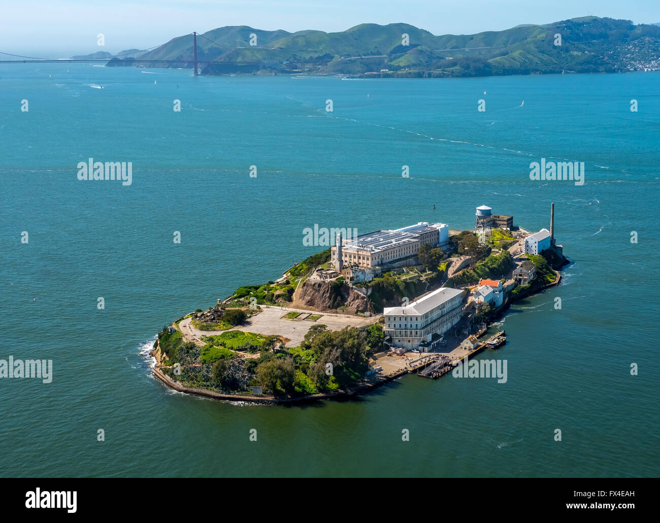 Vue aérienne, Alcatraz, le Golden Gate Bridge en arrière-plan, Alcatraz l'Islande avec rétro-éclairage en phare, San Francisco, Banque D'Images