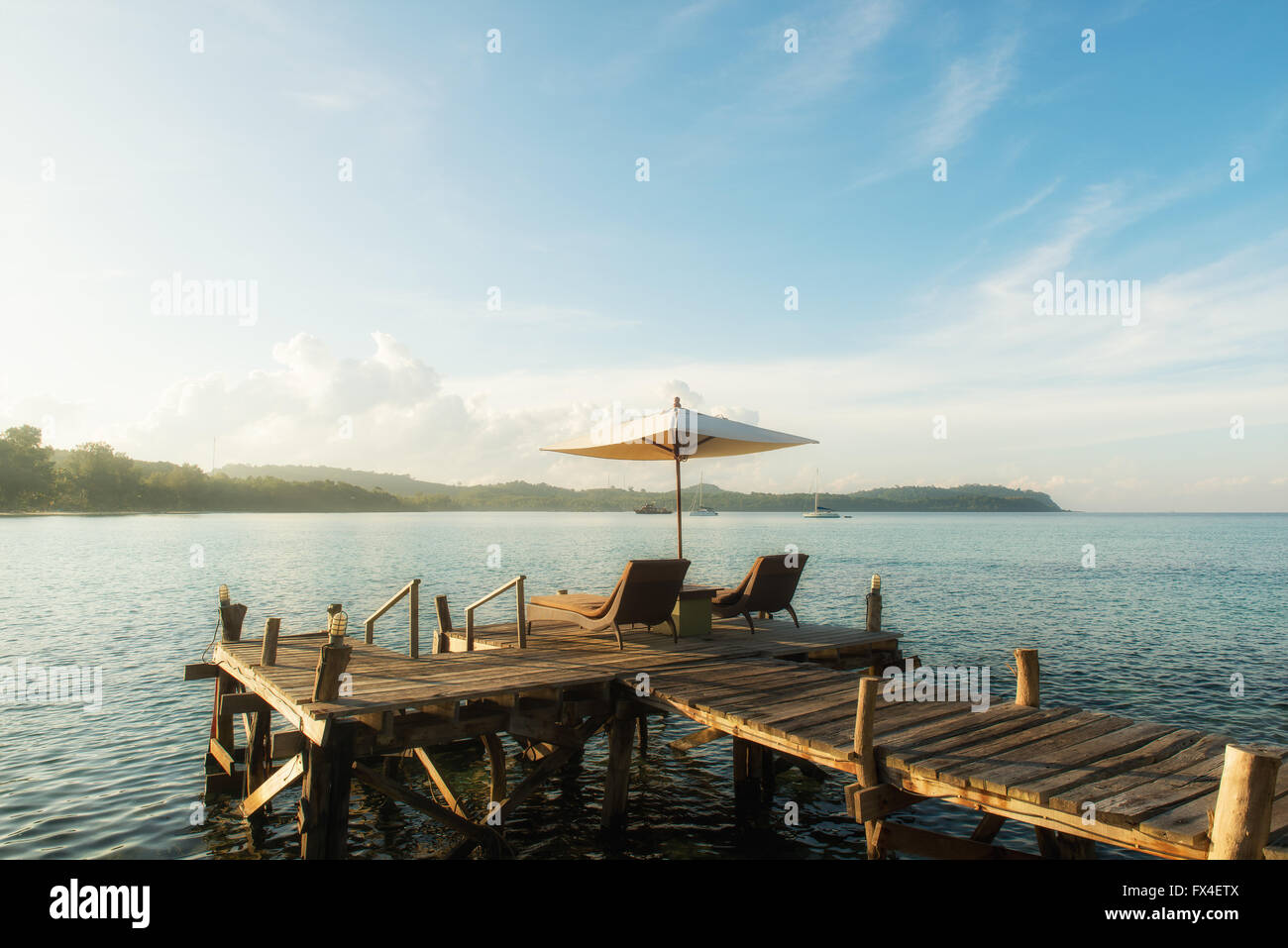 L'été, les voyages, vacances et Maison de Vacances - concept Tropical beach resort avec chaises longues et parasols à Phuket , Thaïlande Banque D'Images