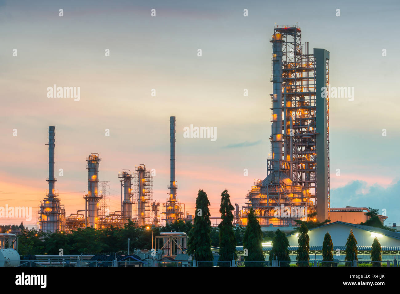 Panorama de la raffinerie de pétrole et des réservoirs de stockage au crépuscule Banque D'Images