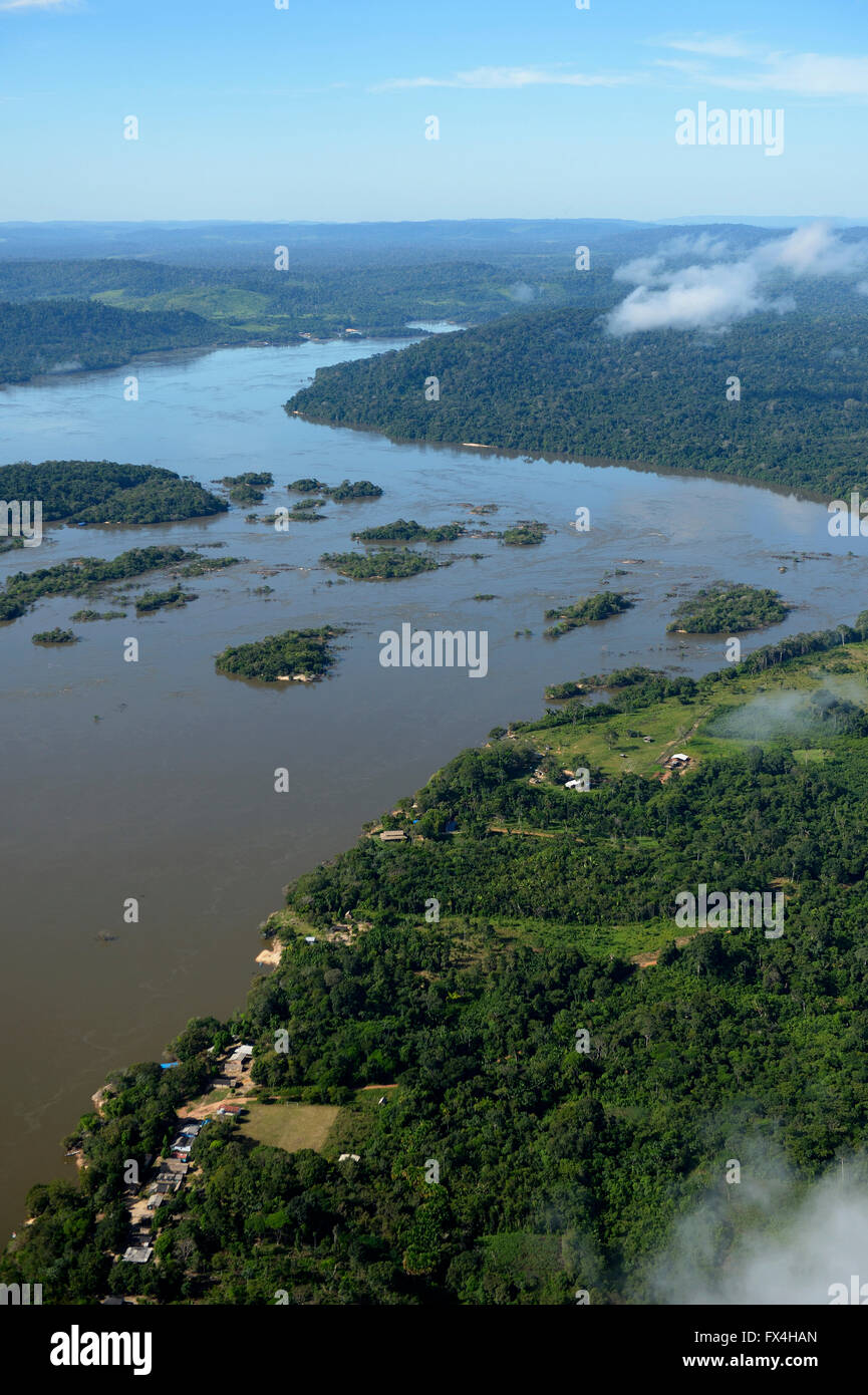 Vue aérienne, village de pêcheurs Periquito, rivière rio Tapajos dans la forêt amazonienne, barrage prévu Tapajós Sao Luiz, Itaituba Banque D'Images