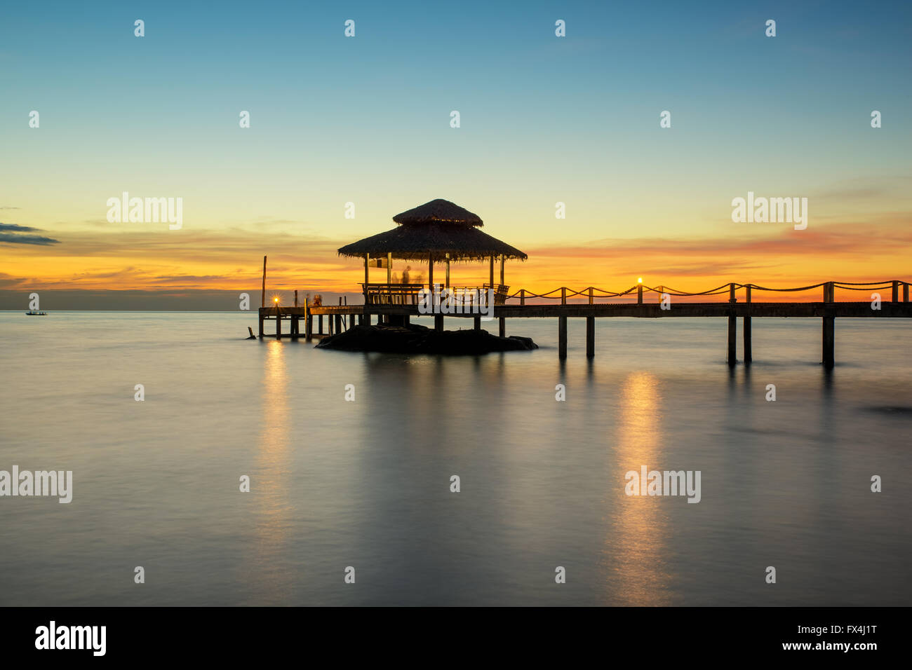 L'été, les voyages, vacances et Maison de Vacances - concept jetée en bois entre le coucher du soleil à Phuket, Thaïlande Banque D'Images