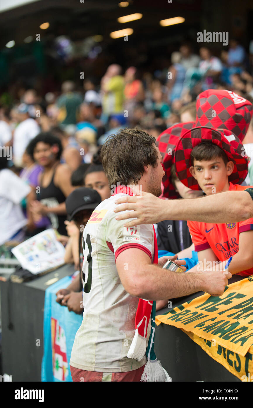 Hong Kong, Chine. 10, avril 2016. Monde HSBC Rugby à 7 tour 7-série, Hong Kong Stadium. Patrick John Kay du Canada parlant avec des fans à la suite de la Russie contre le Canada Shield Final. La Russie remporte 19-14. Credit : Gerry Rousseau/Alamy Live News Banque D'Images