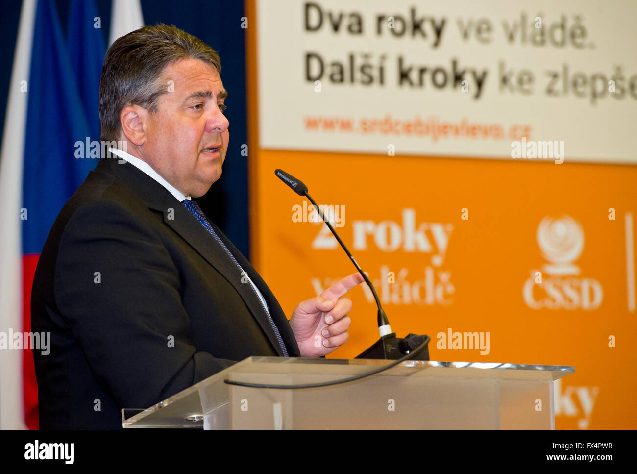 Prague, République tchèque. 09 avr, 2016. Le vice-chancelier allemand et Ministre des affaires économiques, Sigmar Gabriel (SPD) assiste à la session du social-démocrate tchèque (CSSD) présidium à Prague, République tchèque le samedi 9 avril 2016. (Photo CTK Vit Simanek) Banque D'Images