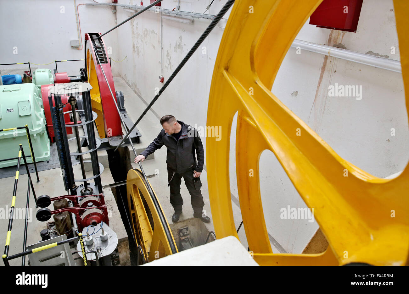 Augustusburg, Allemagne. Apr 11, 2016. Manager Peter Donat inspecte le câble dans le prix de la machine à Augustusburg, Allemagne, 11 avril 2016. Pendant deux semaines les 105 ans de chemin de fer est à l'étude : cela comprend les réparations, l'inspection du câble et le système moteur, et l'achèvement d'un notifié TÜV (Association allemande pour l'Inspection Techinal) test. À partir du 16 avril 2016, les touristes pourront de nouveau prendre le téléphérique à 170 mètres la différence de hauteur entre la gare et l'Erdmannsdorf Augustusburg Pavillon de chasse. Photo : JAN WOITAS/ZB/dpa/Alamy Live News Banque D'Images