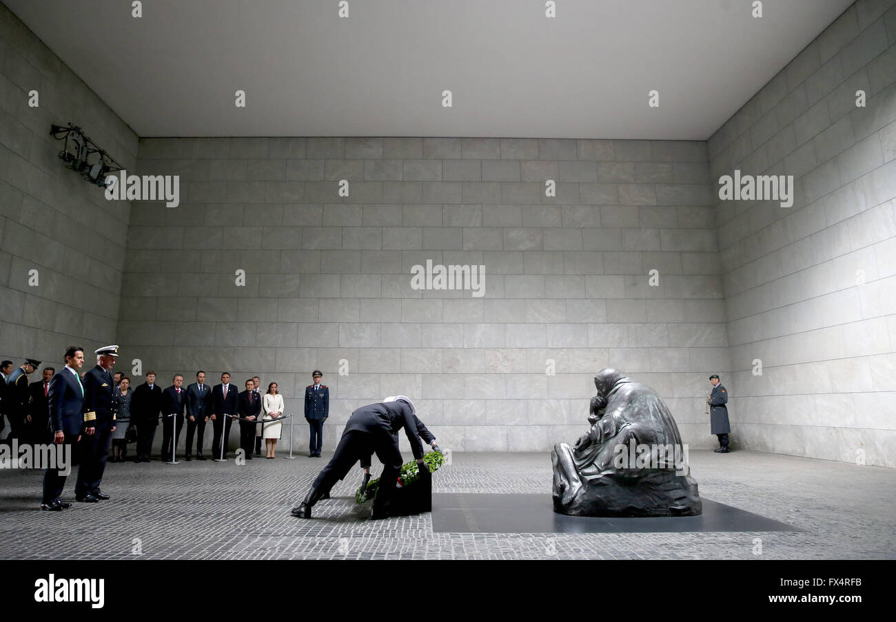 Berlin, Allemagne. Apr 11, 2016. Le Président mexicain Enrique Pena Nieto dépose une gerbe au mémorial de la Neue Wache à Berlin, Allemagne, 11 avril 2016. Photo : KAY NIETFELD/dpa/Alamy Live News Banque D'Images