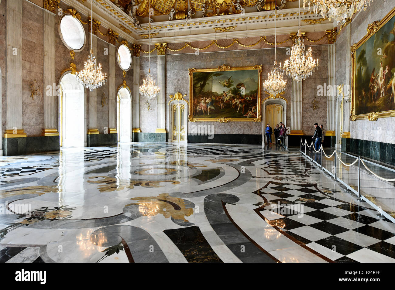 Après la restauration complète, la salle de marbre du nouveau Palais révèle son ancienne splendeur à nouveau à Potsdam, Allemagne, 11 avril 2016. Le hall central avec 600 mètres carrés de sol en pierre naturelle a été conçu par l'architecte Carl von Gontard pour le roi de Prusse, Frédéric le Grand (1712-1786). Photo : BERND SETTNIK/dpa Banque D'Images