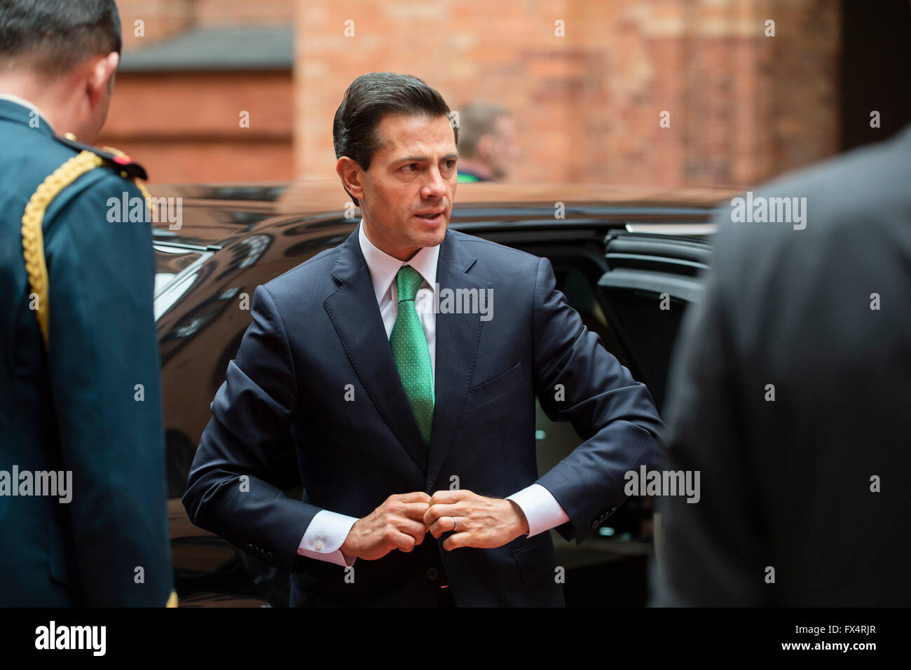Berlin, Allemagne. Apr 11, 2016. Le Président mexicain Enrique Pena Nieto arrive de rencontrer le maire de Berlin à l'Hôtel de Ville à Berlin, Allemagne, 11 avril 2016. Photo : GREGOR FISCHER/dpa/Alamy Live News Banque D'Images