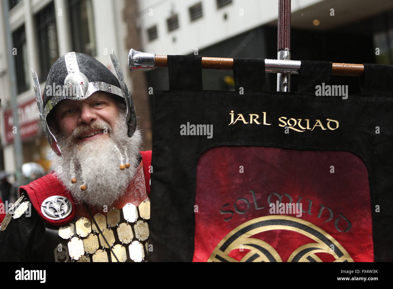 9 avril 2016 - New York, NY, États-Unis - Timothy Coote détient une bannière comme l'équipe de Jarl Vikings envahissent New York Tartan Day Parade, la célébration annuelle de l'héritage écossais et de fierté aux États-Unis. Des milliers d'Ecossais et les gens de l'héritage écossais de tout le monde est descendu dans la Big Apple pour les célébrations, qui a marqué la fin de la semaine. Tartan La pluie n'a pas arrêter de porter le kilt cornemuse, percussionnistes, shinty joueurs, Vikings ou Clans écossais d'avoir un grand temps. (Crédit Image : © Krista Kennel via Zuma sur le fil) Banque D'Images