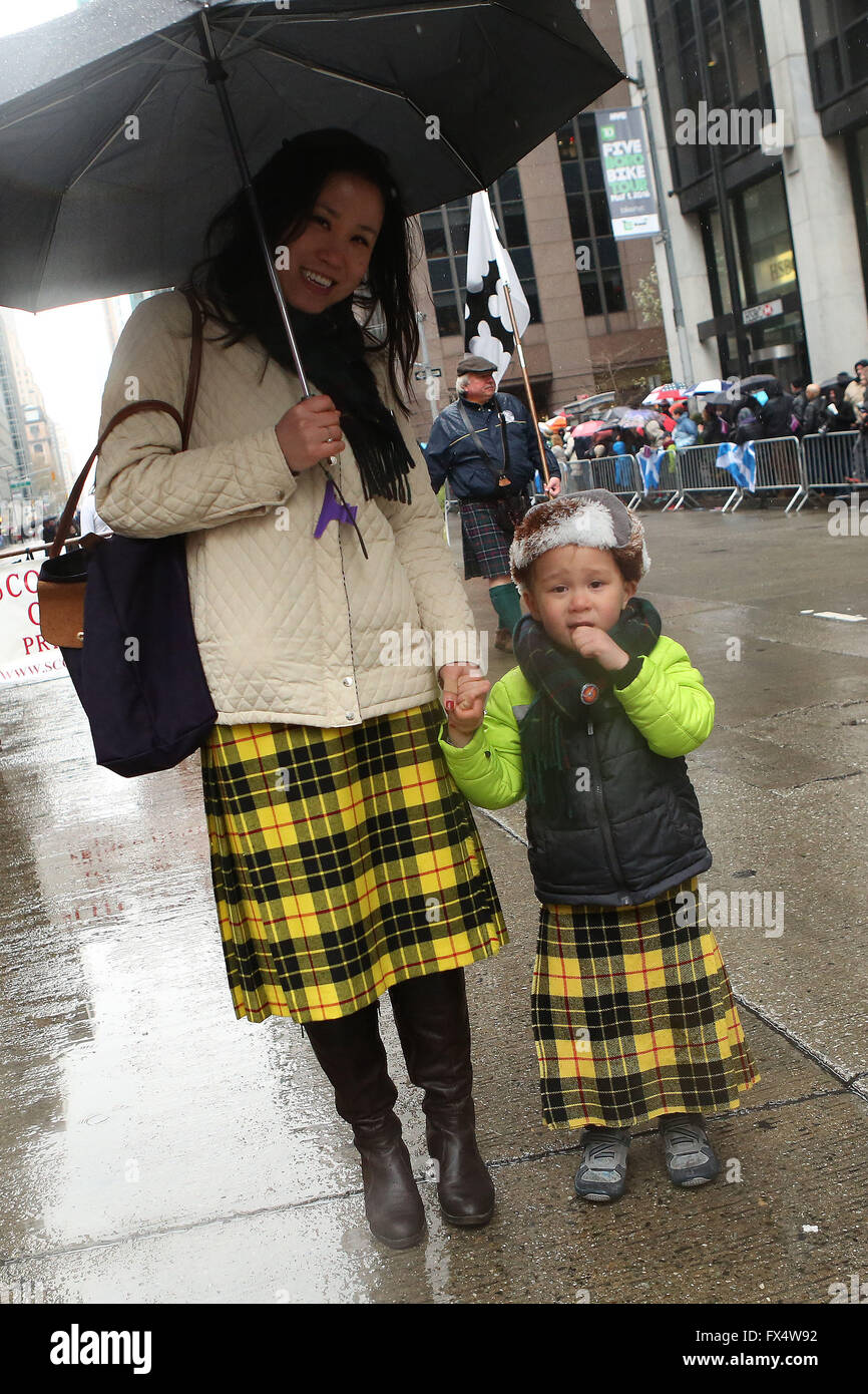 9 avril 2016 - New York, NY, États-Unis - le clan MacLeod Mars dans le New York Tartan Day Parade, la célébration annuelle de l'héritage écossais et de fierté aux États-Unis. Des milliers d'Ecossais et les gens de l'héritage écossais de tout le monde est descendu dans la Big Apple pour les célébrations, qui a marqué la fin de la semaine. Tartan La pluie n'a pas arrêter de porter le kilt cornemuse, percussionnistes, shinty joueurs, Vikings ou Clans écossais d'avoir un grand temps. (Crédit Image : © Krista Kennel via Zuma sur le fil) Banque D'Images