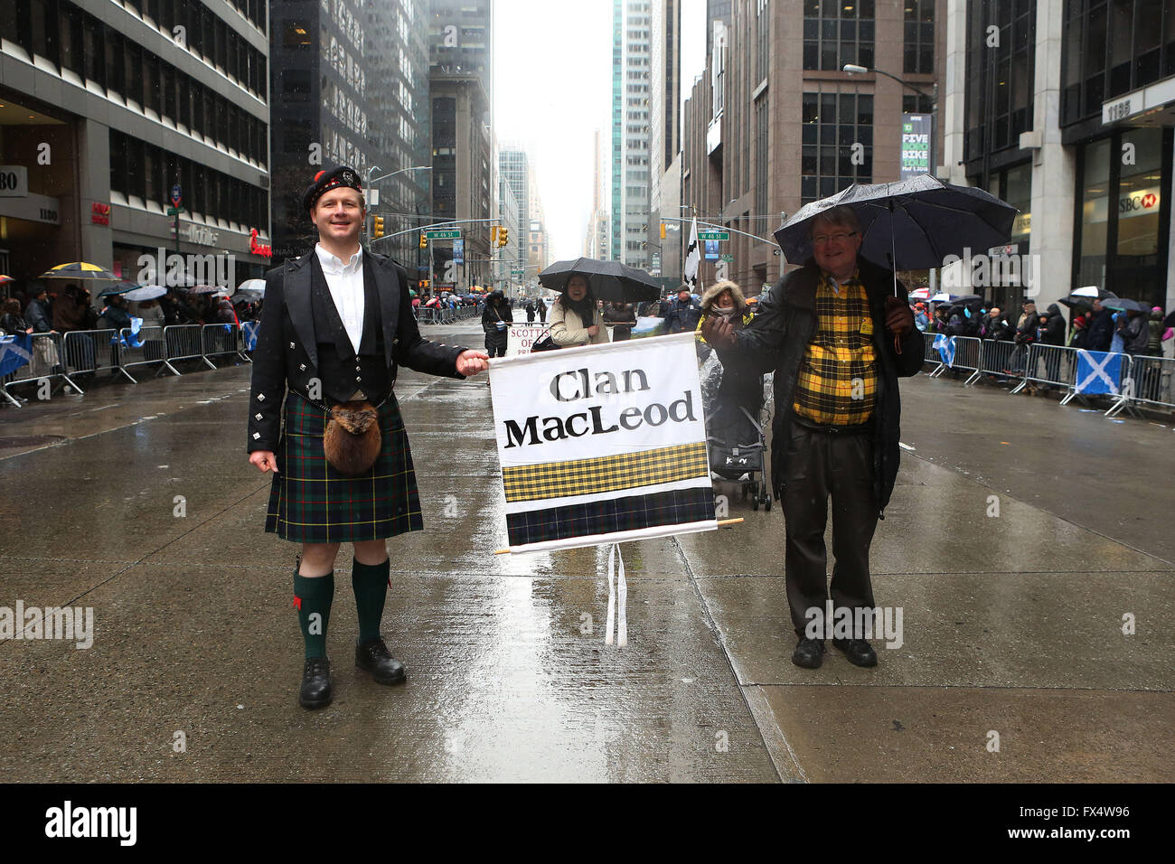 9 avril 2016 - New York, NY, États-Unis - le clan MacLeod Mars dans le New York Tartan Day Parade, la célébration annuelle de l'héritage écossais et de fierté aux États-Unis. Des milliers d'Ecossais et les gens de l'héritage écossais de tout le monde est descendu dans la Big Apple pour les célébrations, qui a marqué la fin de la semaine. Tartan La pluie n'a pas arrêter de porter le kilt cornemuse, percussionnistes, shinty joueurs, Vikings ou Clans écossais d'avoir un grand temps. (Crédit Image : © Krista Kennel via Zuma sur le fil) Banque D'Images