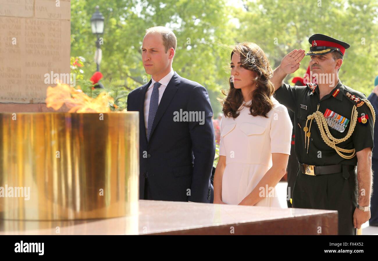 Le duc et la duchesse de Cambridge, le Prince William et Kate Middleton rend hommage aux martyrs à Amar Jawan Jyoti, porte de l'Inde le 11 avril 2016 à New Delhi, en Inde. Le couple royal sont sur un 7-journée d'excursion de l'Inde et le Bhoutan. Banque D'Images