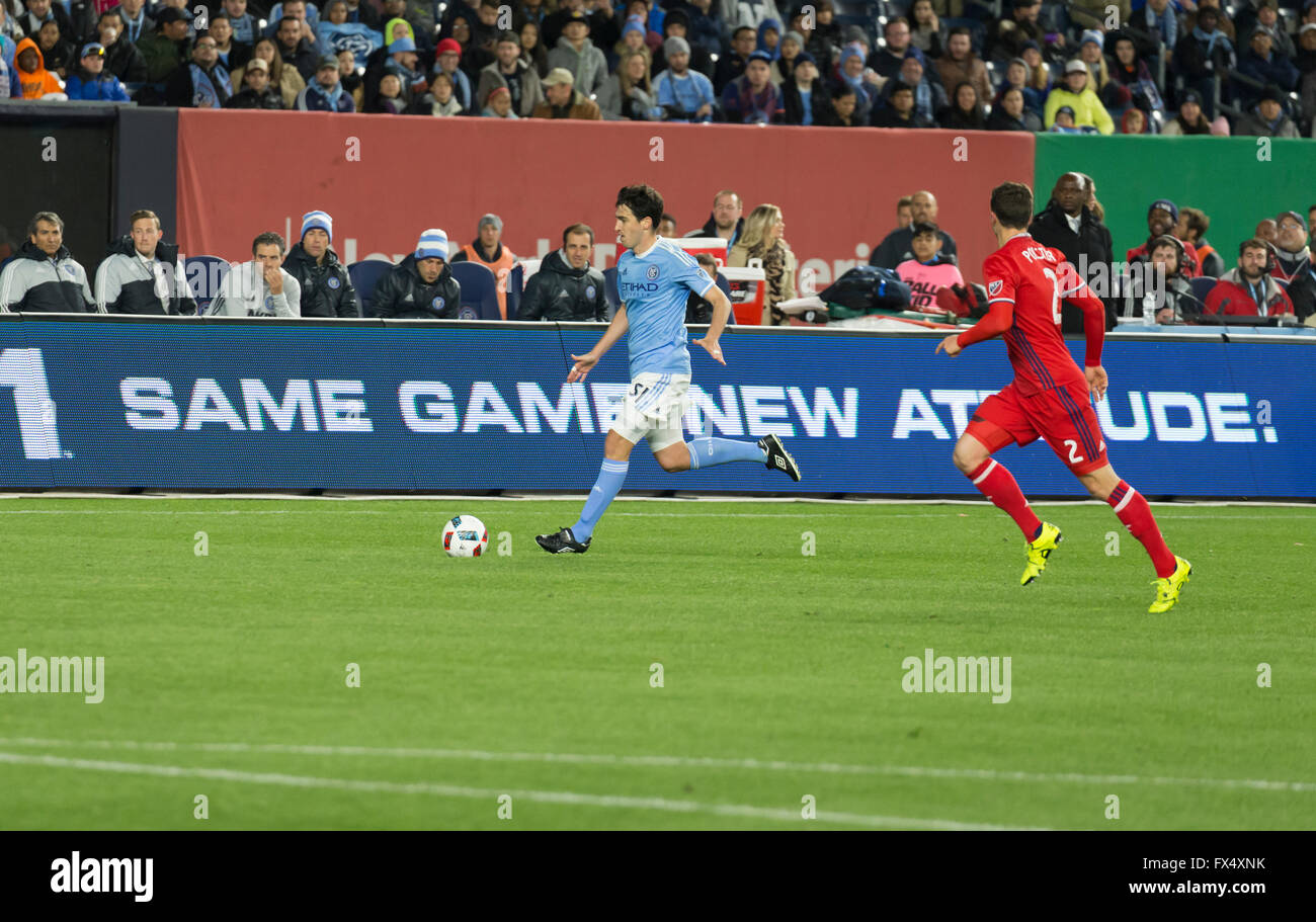 New York, NY USA - 10 Avril 2016 : Andoni Iraola (51) de Paris FC ballon de soccer MLS contrôles au cours de jeu contre Chicago Fire au Yankee Stadium Crédit : lev radin/Alamy Live News Banque D'Images