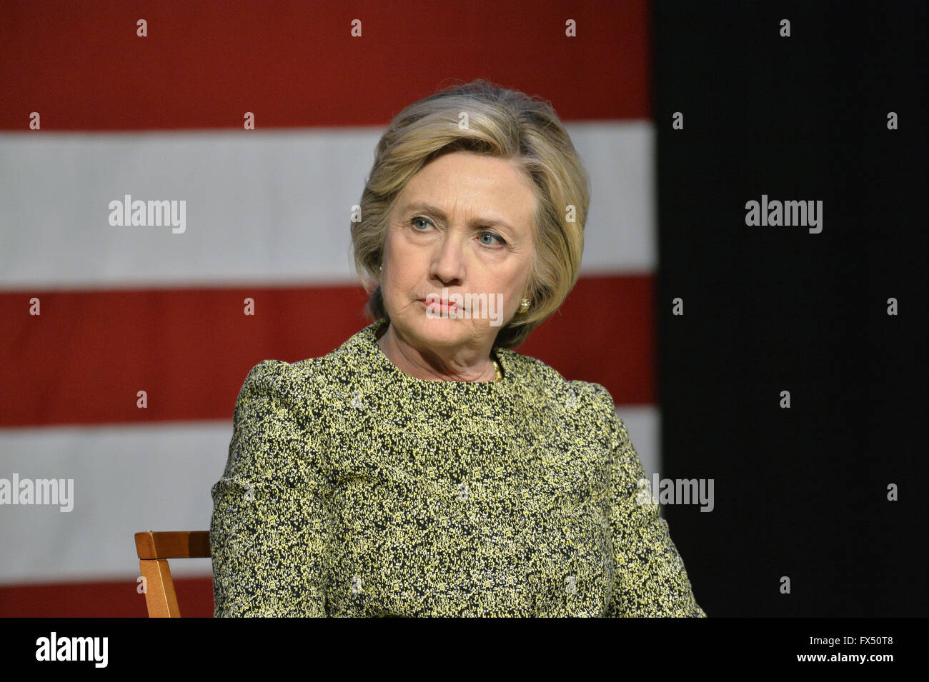 Port Washington, New York, USA. Apr 11, 2016. HILLARY CLINTON, principal candidat primaire présidentielle démocratique, a une discussion sur la prévention de la violence des armes à feu avec Israël, S. Rép. et avec les militants qui ont perdu des membres de leur famille en raison d'exécutions. Les militants ont partagé leurs histoires de pertes personnelles, et Hillary Clinton, l'ancien secrétaire d'État et sénateur américain de New York, a appelé à un renforcement de la législation des armes à feu. Clinton avait plusieurs Long Island événements prévus ce jour, et le New York primaire présidentielle est le 19 avril. Credit : Ann Parry/ZUMA/Alamy Fil Live News Banque D'Images