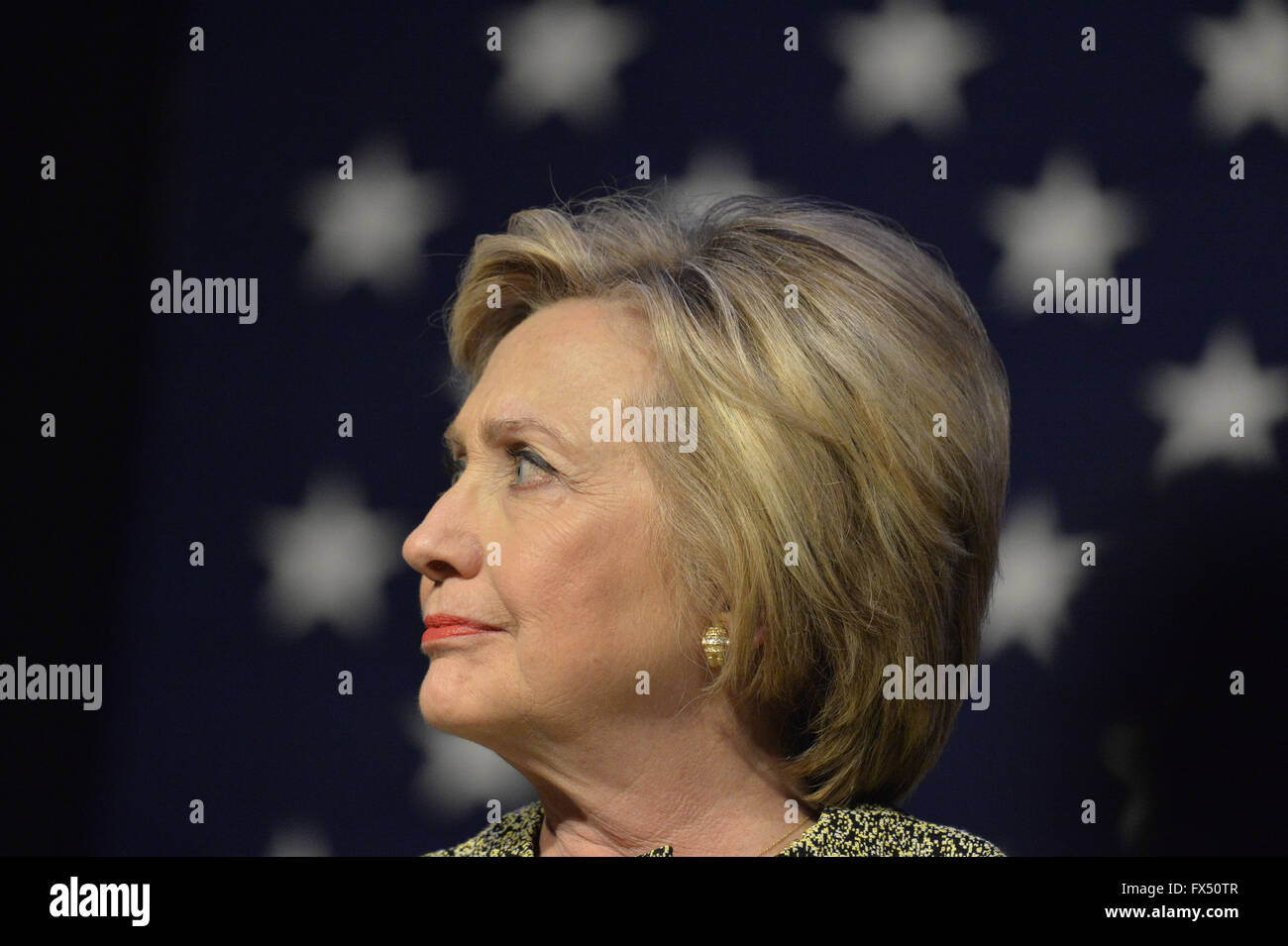 Port Washington, New York, USA. Apr 11, 2016. HILLARY CLINTON, principal candidat primaire présidentielle démocratique, a une discussion sur la prévention de la violence des armes à feu avec Israël, S. Rép. et avec les militants qui ont perdu des membres de leur famille en raison d'exécutions. Les militants ont partagé leurs histoires de pertes personnelles, et Hillary Clinton, l'ancien secrétaire d'État et sénateur américain de New York, a appelé à un renforcement de la législation des armes à feu. Clinton avait plusieurs Long Island événements prévus ce jour, et le New York primaire présidentielle est le 19 avril. Credit : Ann Parry/ZUMA/Alamy Fil Live News Banque D'Images