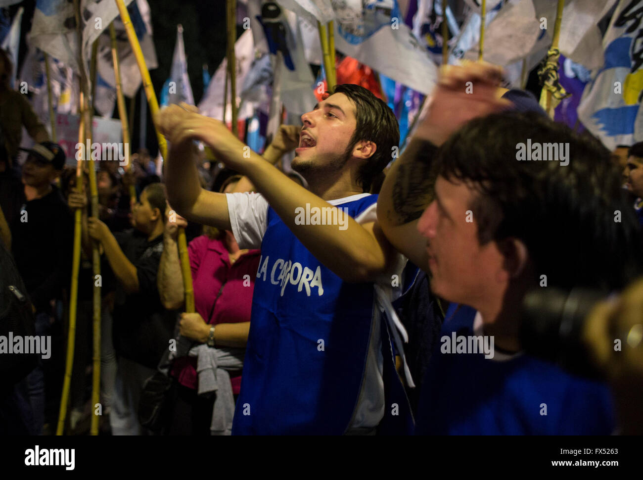 (160412) -- BUENOS AIRES, 12 avril 2016 (Xinhua) -- Les Supporters réagir lors de l'arrivée de l'ancien président de l'Argentine Cristina Fernandez à la l'aéroport Jorge Newbery de la ville de Buenos Aires, Argentine, le 11 avril 2016. Selon la presse locale, Cristina Fernandez est arrivé à Buenos Aires pour faire face à une cour sur l'enquête sur des allégations d'irrégularités dans les contrats de vente de dollar futurs exploités par son gouvernement au cours de la banque centrale. (Xinhua/Martin Zabala) (lyi) Banque D'Images