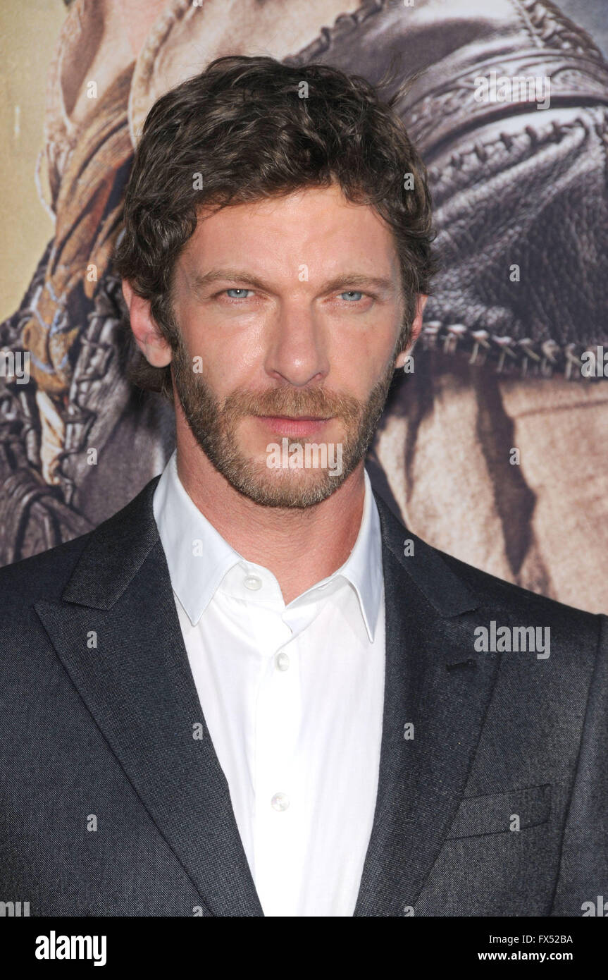 Los Angeles, Californie, USA. Apr 11, 2016. Acteur COLIN MORGAN au ''Huntman : la guerre de l'Hiver'' Premiere tenue au Regency Village Theatre, Westwood, Los Angeles. Crédit : Paul Fenton/ZUMA/Alamy Fil Live News Banque D'Images