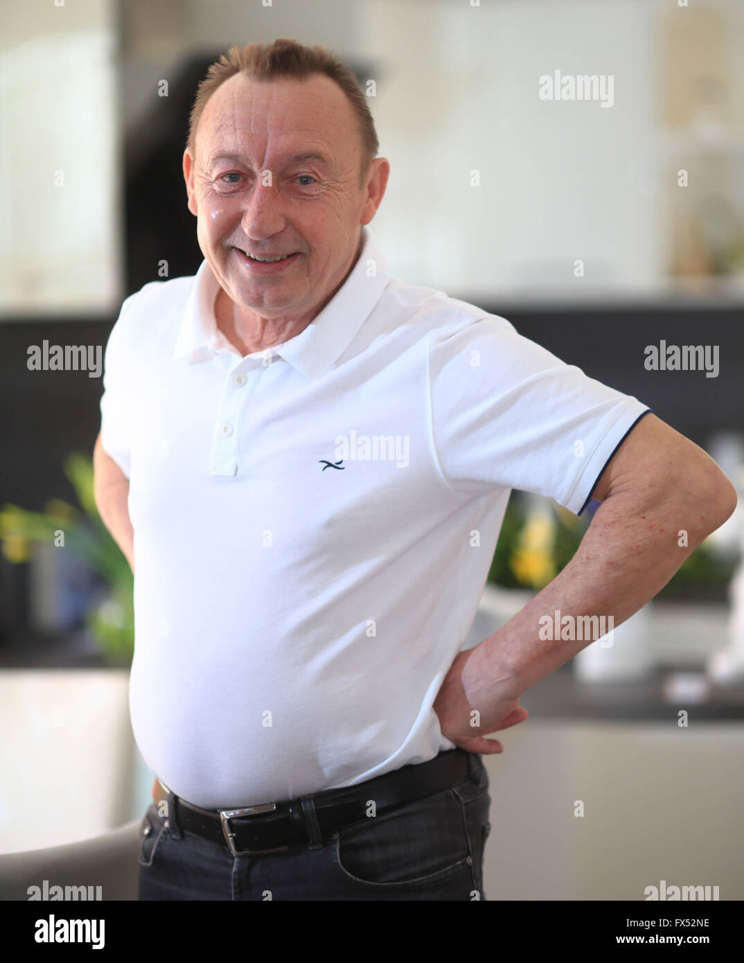 Moeckern, Allemagne. 1er avril 2016. Joachim Streich, joueur de football record et marqueur de la RDA, photographié dans sa maison en Moeckern, Allemagne, 1 avril 2016. Streich shot 55 buts en 102 matches de football national de la RDA. Le 13 avril 2016, l'ex-RDA membre de l'équipe nationale aura 65 ans. PHOTO : JENS WOLF/dpa/Alamy Live News Banque D'Images