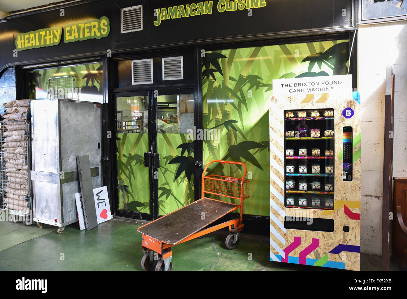 Brixton, Londres, Royaume-Uni. 12 avril 2016. Le premier point de caisse en devise locale. Brixton Pound cash machine Banque D'Images