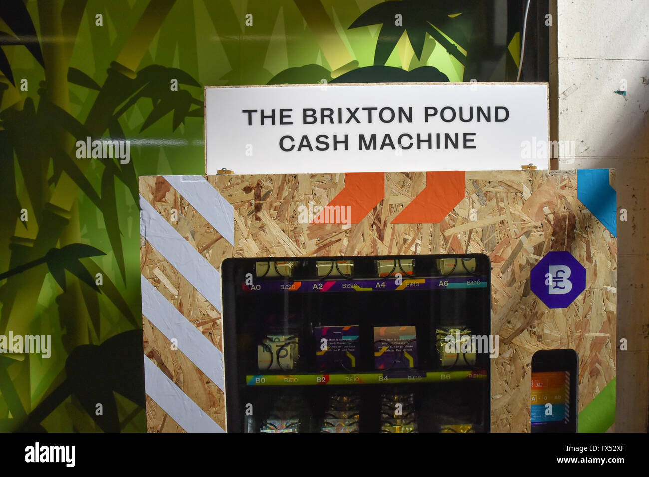 Brixton, Londres, Royaume-Uni. 12 avril 2016. Le premier point de caisse en devise locale. Brixton Pound cash machine Banque D'Images