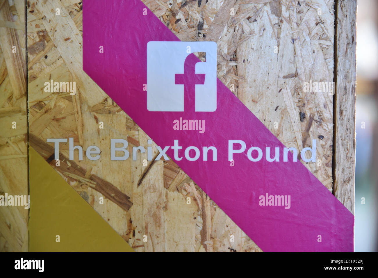 Brixton, Londres, Royaume-Uni. 12 avril 2016. Le premier point de caisse en devise locale. Brixton Pound cash machine Banque D'Images