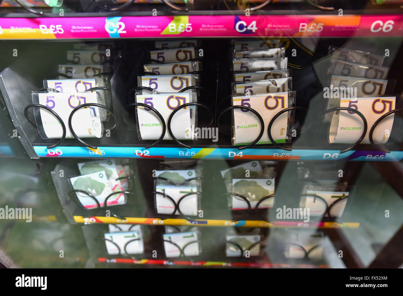 Brixton, Londres, Royaume-Uni. 12 avril 2016. Le premier point de caisse en devise locale. Brixton Pound cash machine Banque D'Images