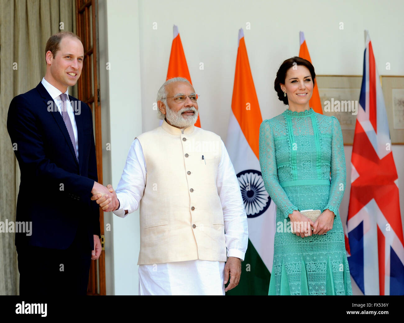 New Delhi, Inde. 12 avr, 2016. Le Prince William (L) et sa femme Kate Middleton (R) posent pour une photo avec le Premier Ministre indien Narendra Modi avant leur déjeuner à Hyderabad House à New Delhi, Inde, le 12 avril 2016. Modi a organisé un déjeuner pour les Britanniques en visite le Prince William et son épouse Kate Middleton mardi. L'Williamand sa femme sont en ce moment sur un tour de l'Inde et le Bhoutan. Credit : Stringer/Xinhua/Alamy Live News Banque D'Images