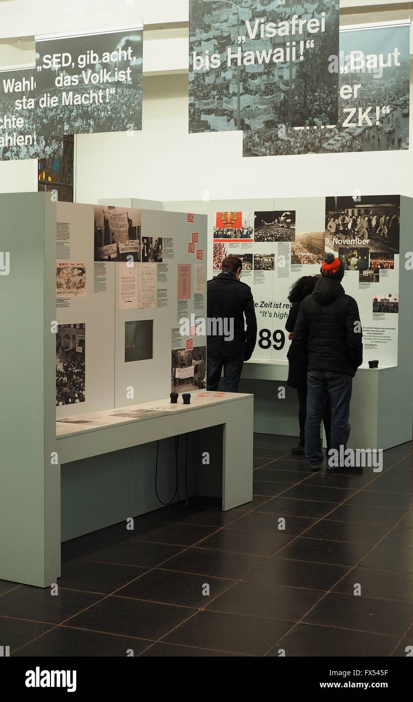 Les visiteurs sont vus au musée au Mémorial du Mur de Berlin à Berlin à Bernauer Straße 30, Décembre, 2015. Photo : Wolfram Steinberg/dpa Banque D'Images