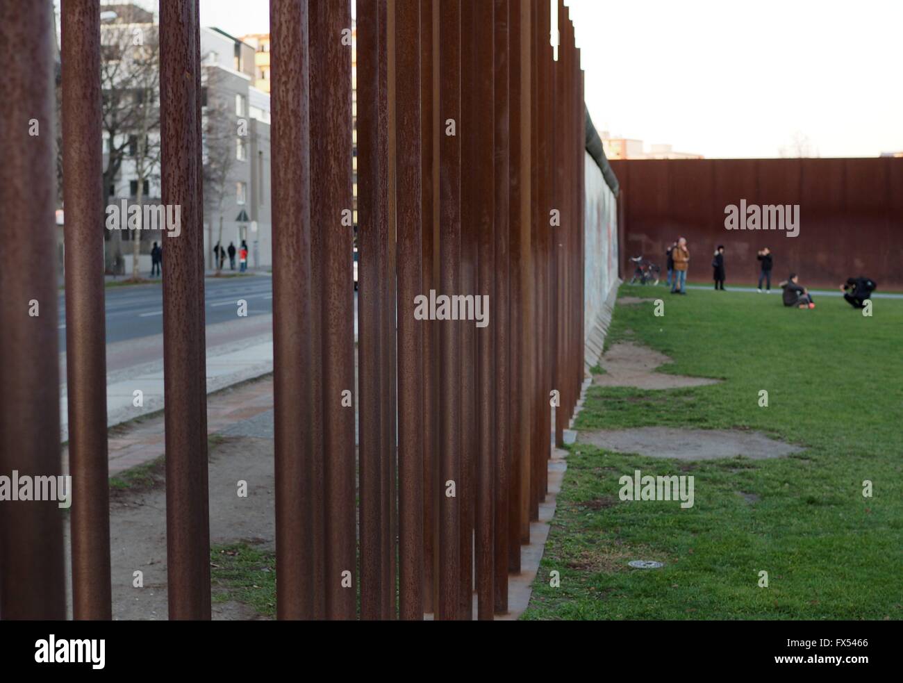 Les gens visitent le Mémorial du Mur de Berlin à Berlin à Bernauer Straße 30, Décembre, 2015. Photo : Wolfram Steinberg/dpa Banque D'Images