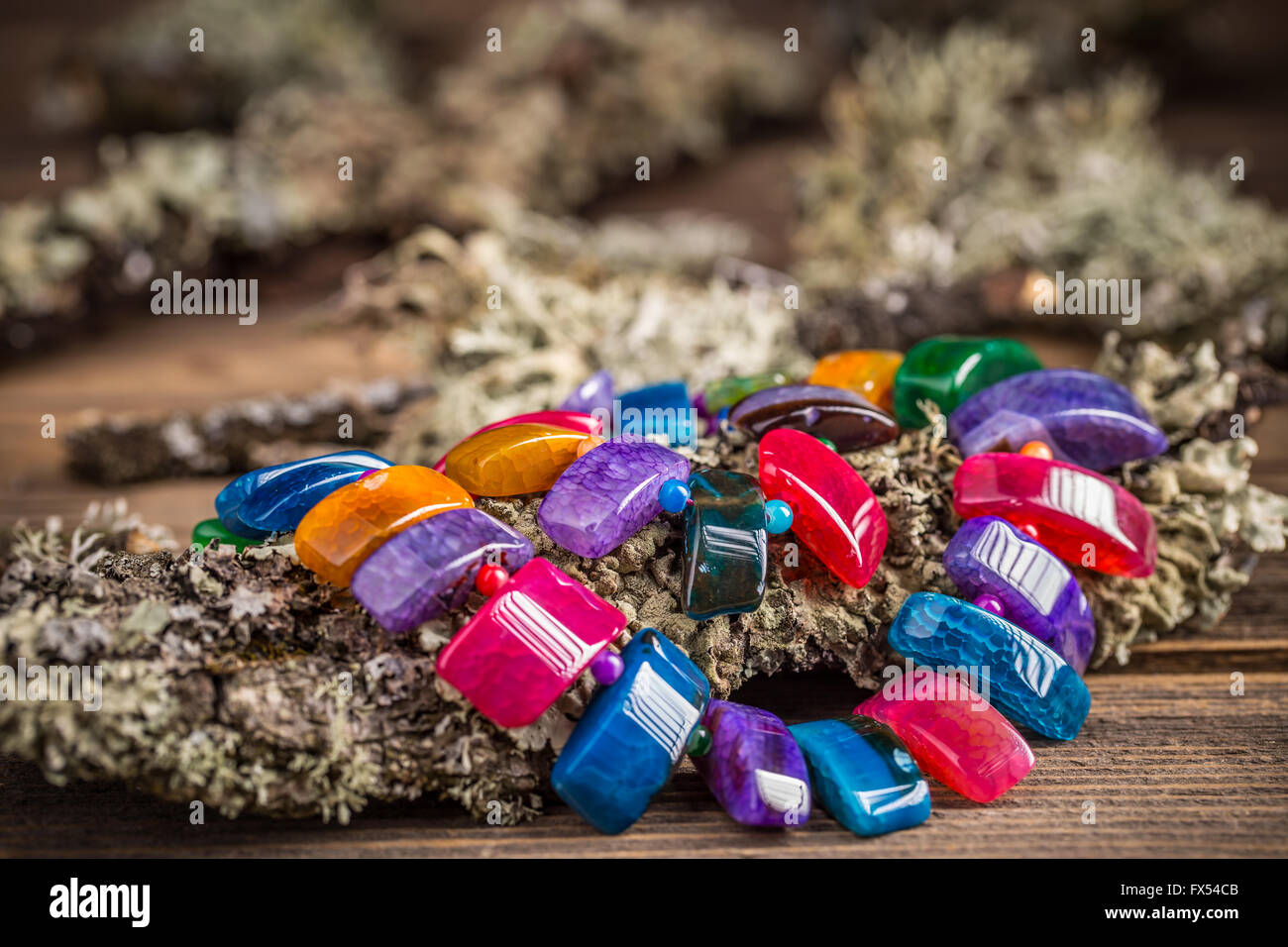 Collier de pierres semi-précieuses colorées Banque D'Images