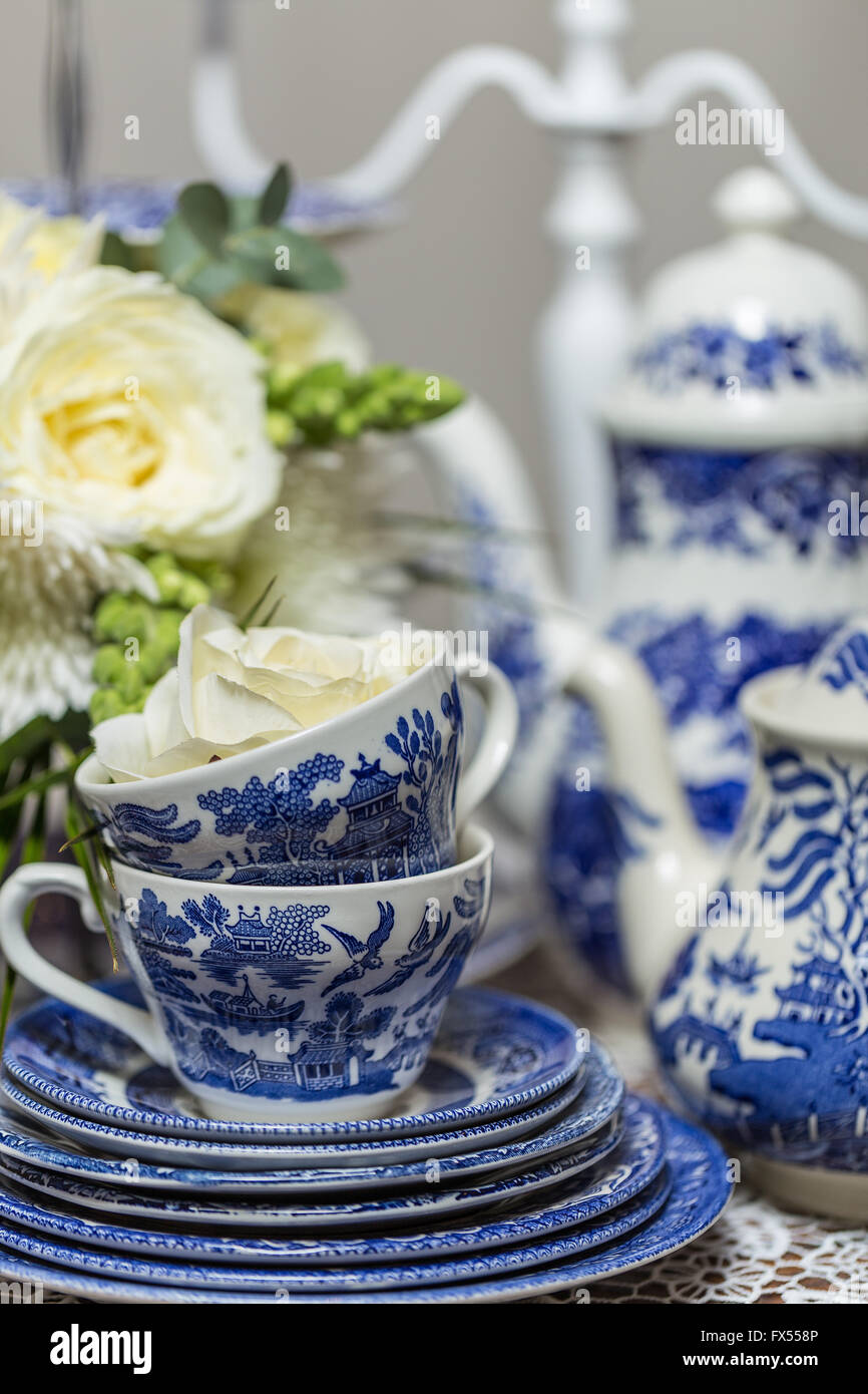 Bleu, blanc, bleu et blanc, Chine, porcelaine, thé, thé l'après-midi, thé,  café, cafetière, vintage, shabby chic, tasse, pot, p Photo Stock - Alamy