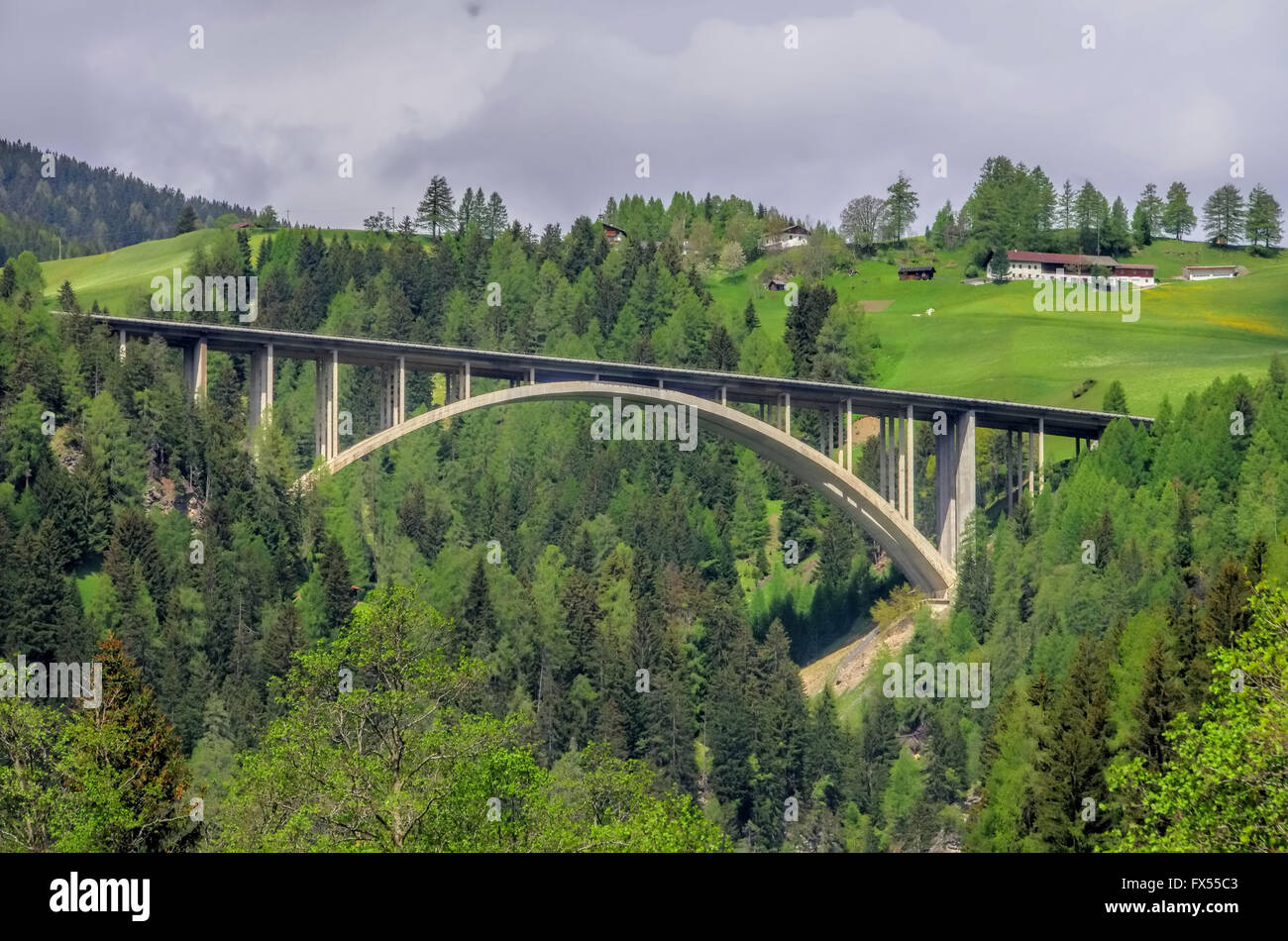 Brücke der in den Alpen Brennerautobahn - un pont de l'autoroute dans les Alpes Brennerautobahn Banque D'Images