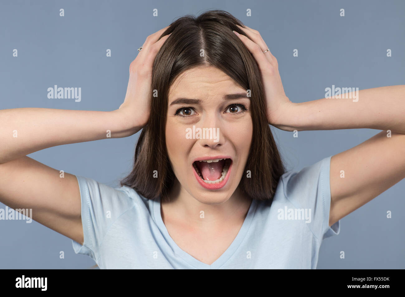 Jeune fille en détresse ayant le stress Banque D'Images