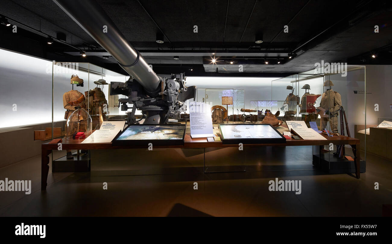 Vitrine éclairée avec canon et la PREMIÈRE GUERRE MONDIALE, des uniformes. Imperial War Museum, Londres, Royaume-Uni. Architecte : Casson Mann, 2015. Banque D'Images Vitrine éclairée avec canon et la PREMIÈRE GUERRE MONDIALE, des uniformes. Imperial War Museum, Londres, Royaume-Uni. Architecte : Casson Mann, 2015. Banque D'Images