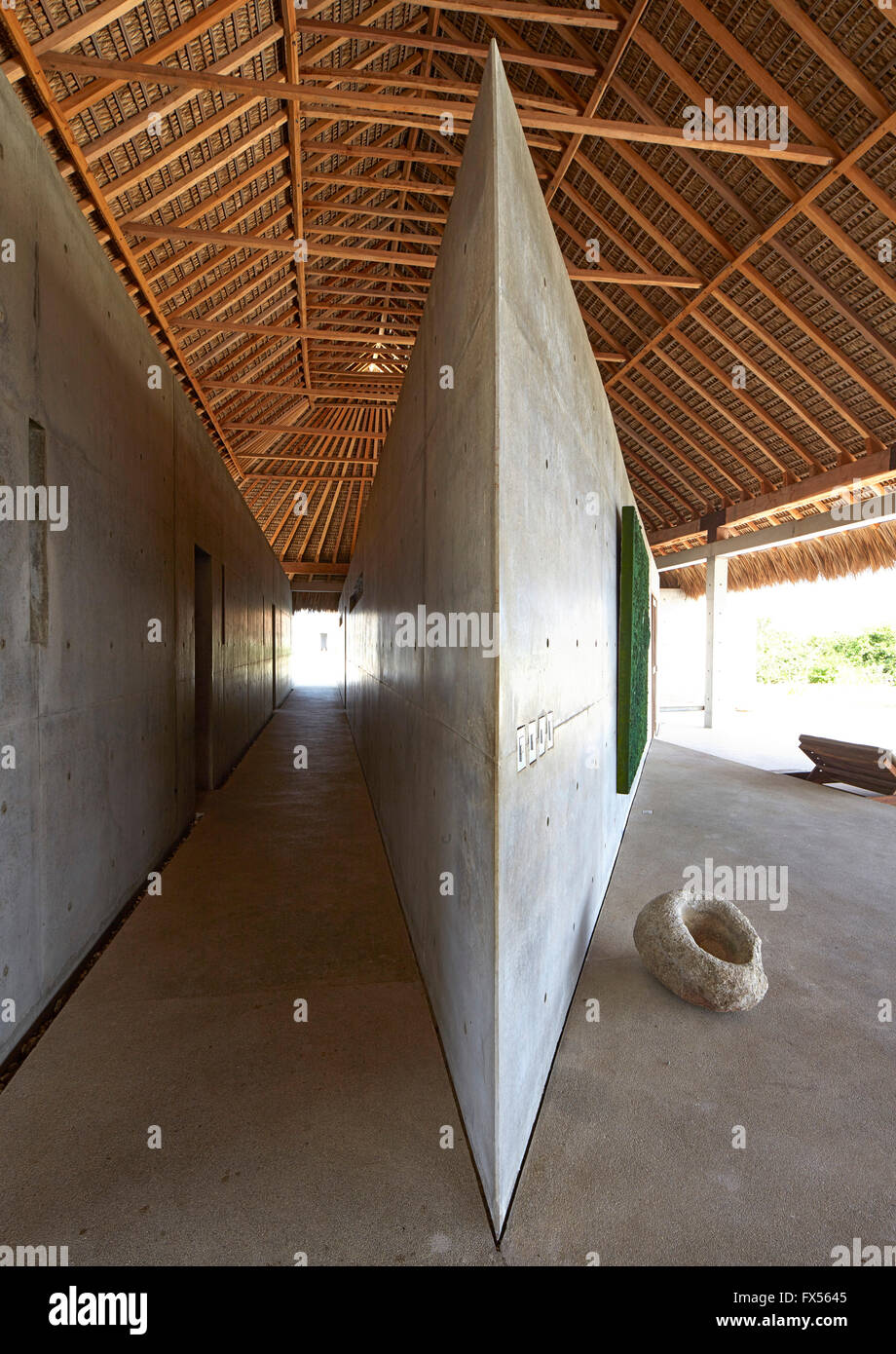 Vue de l'intérieur montrant Palapa principal d'habitation. béton triangulaire Casa Wabi, Puerto Escondido, au Mexique. Architecte : Tadao Banque D'Images
