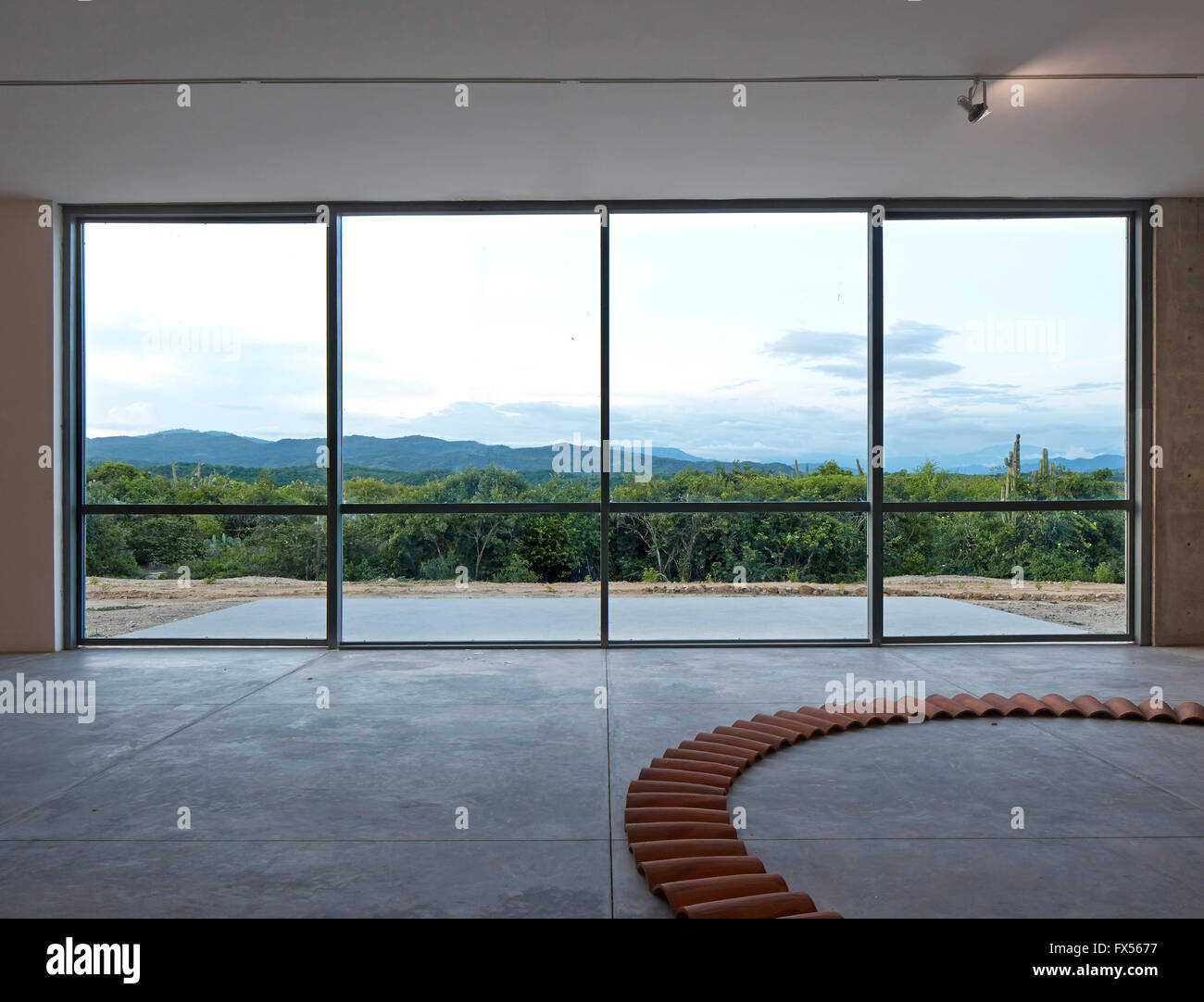 Vue extérieure montrant Bosco studio Sodi et art works. Casa Wabi, Puerto Escondido, au Mexique. Architecte : Tadao Ando, 2015. Banque D'Images