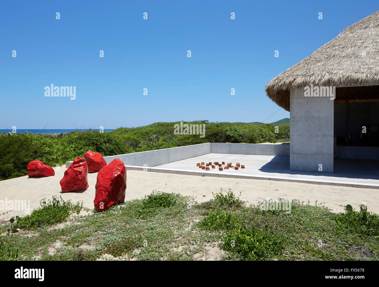 Vue extérieure montrant Bosco studio Sodi et art works. Casa Wabi, Puerto Escondido, au Mexique. Architecte : Tadao Ando, 2015. Banque D'Images