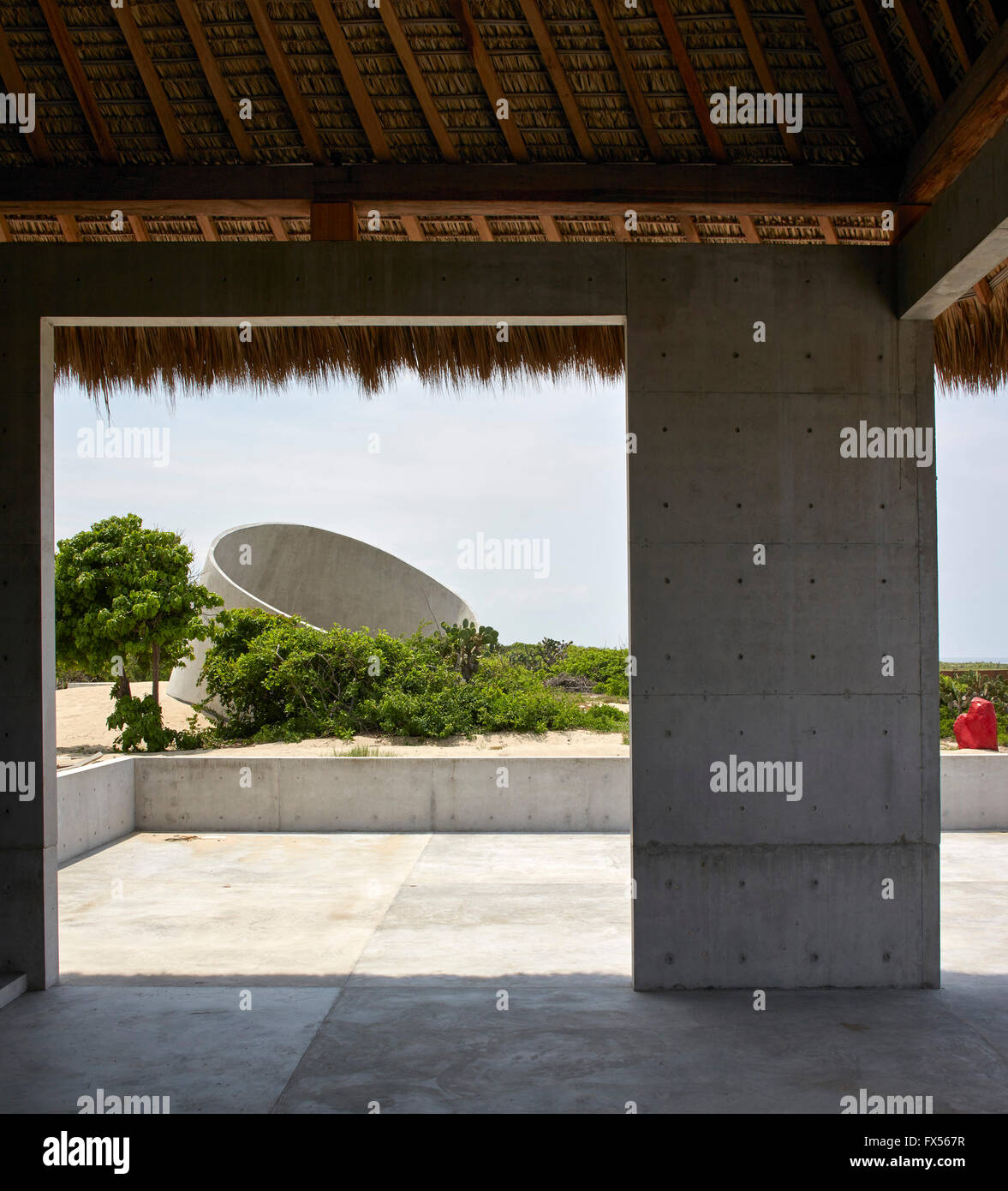 Vue intérieure montrant Bosco studio Sodi et art works. Casa Wabi, Puerto Escondido, au Mexique. Architecte : Tadao Ando, 2015. Banque D'Images