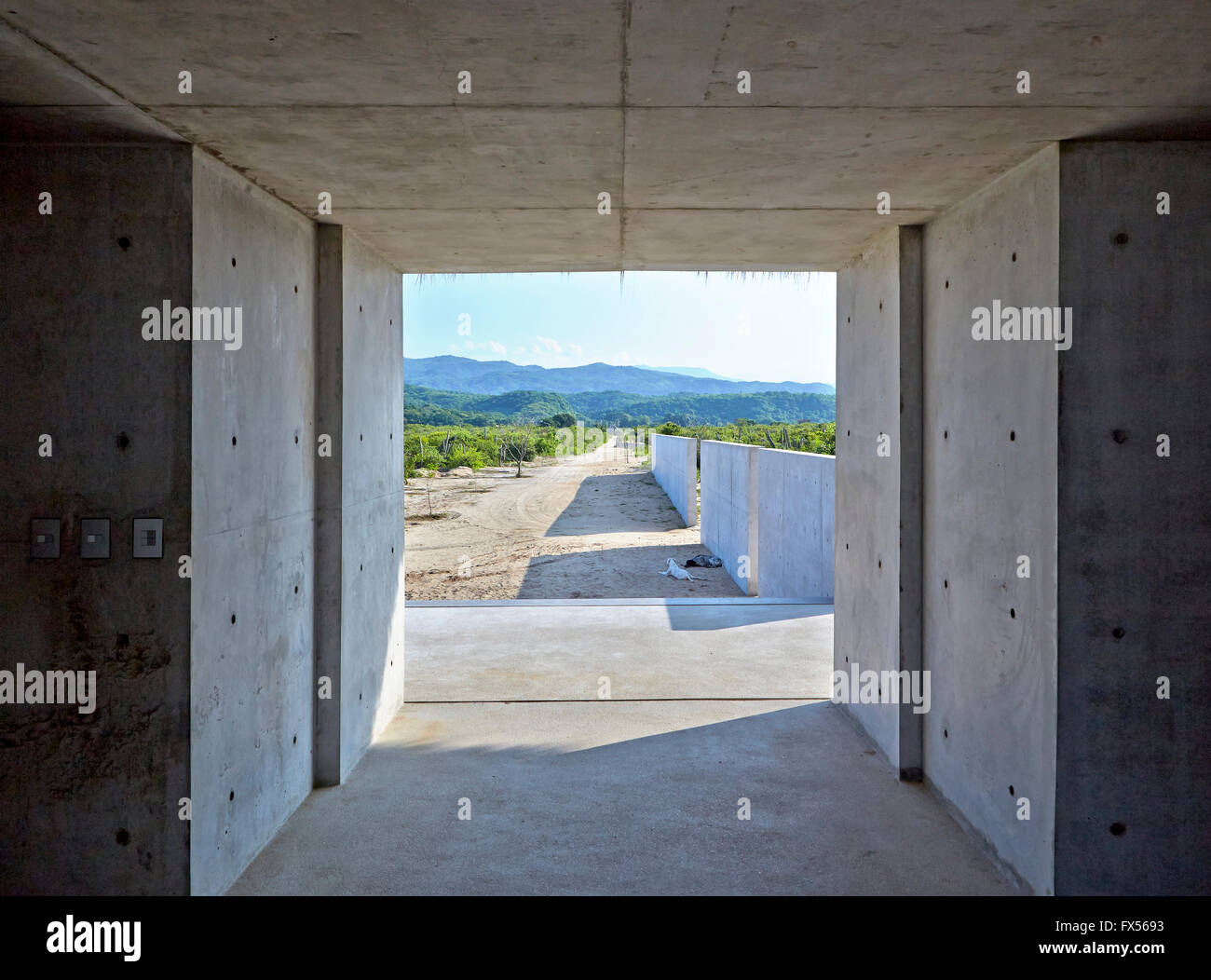 Vue vers l'entrée encadrée de montagnes. Casa Wabi, Puerto Escondido, au Mexique. Architecte : Tadao Ando, 2015. Banque D'Images