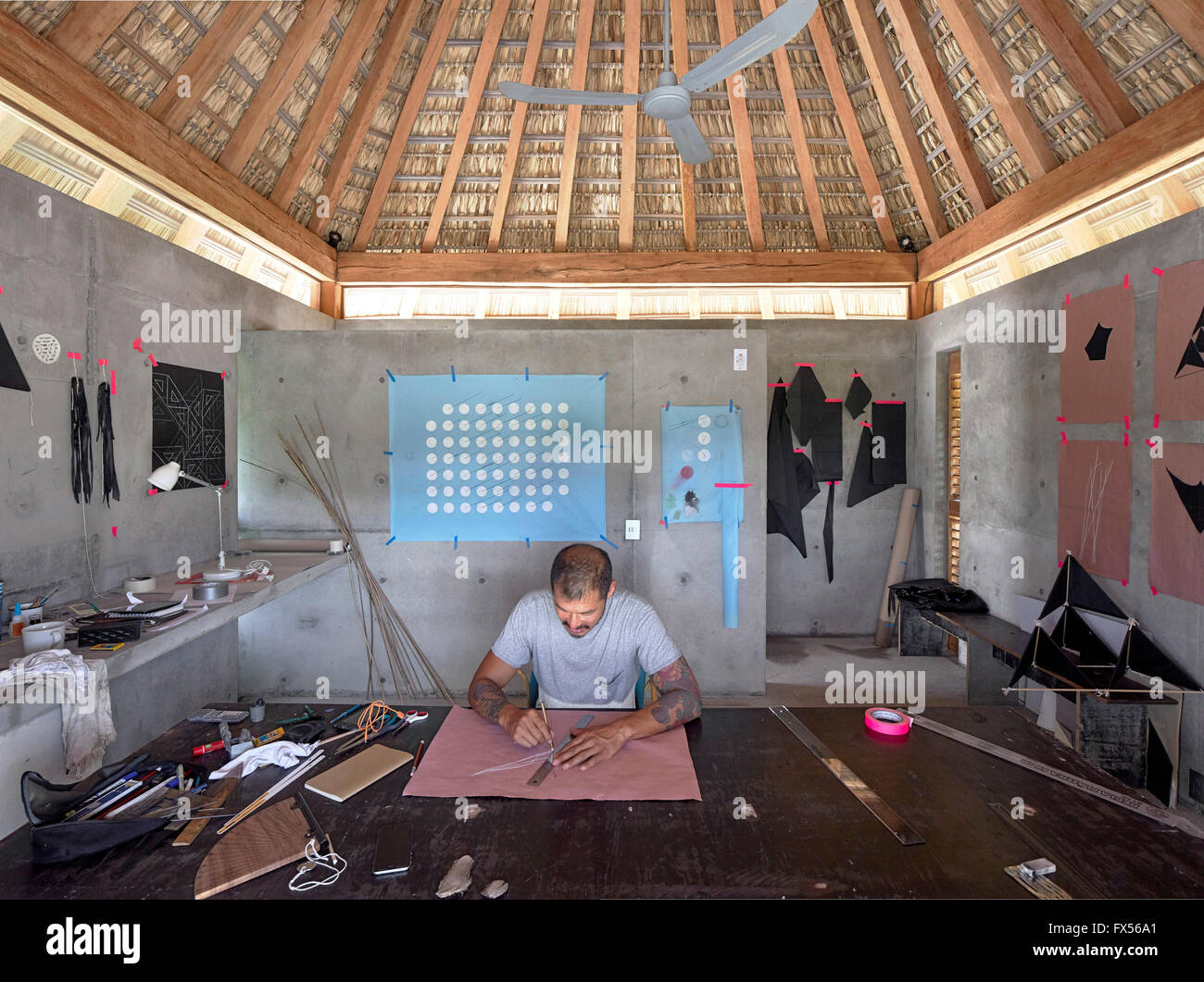 Atelier d'artiste typique avec Jeni Mao au travail. Casa Wabi, Puerto Escondido, au Mexique. Architecte : Tadao Ando, 2015. Banque D'Images